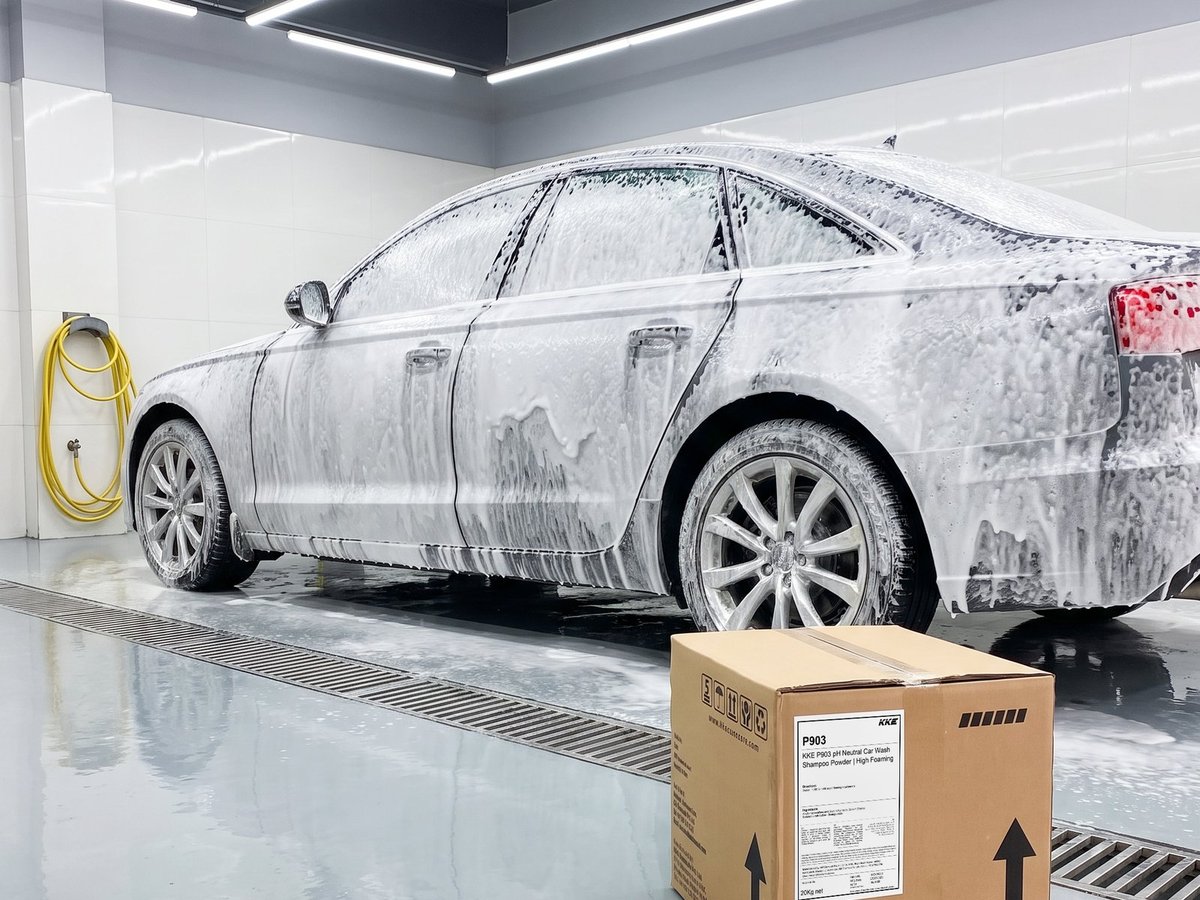 KKE P903 pH neutral car wash shampoo powder: car covered in thick snow foam beside a P903 carton