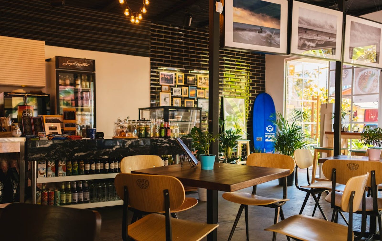 Tablet zeigt Restaurant-Website mit appetitlicher Speisekarte