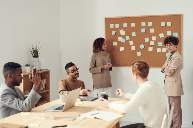 Handshake zwischen Kunde und Webdesigner bei Projektkickoff