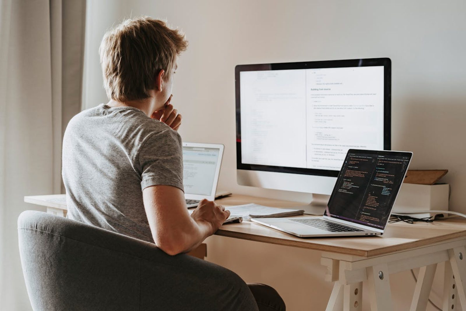 Developer behebt Website-Fehler am Laptop