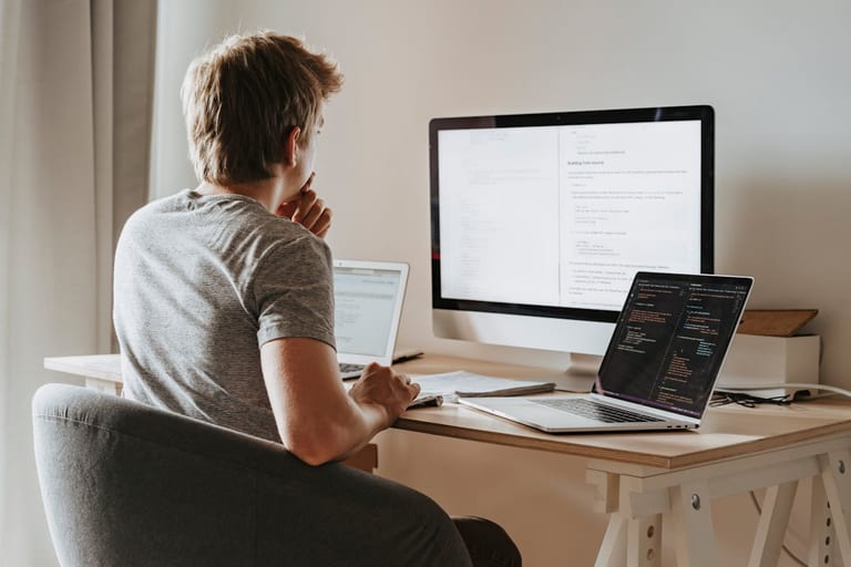 Developer behebt Website-Fehler am Laptop