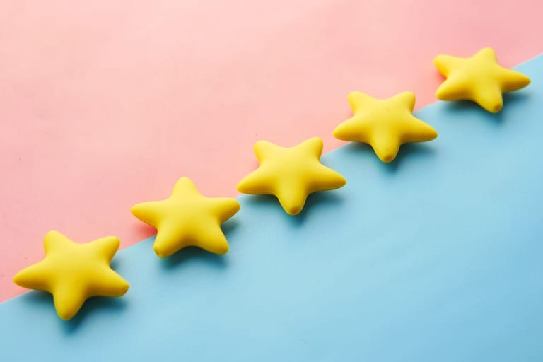 Fünf gelbe Sterne in einer Reihe als Symbol für eine Top-Bewertung