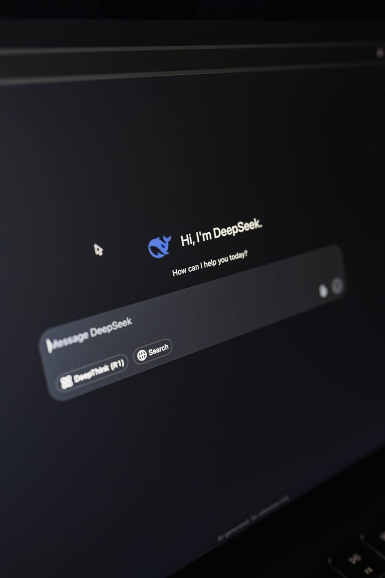 KI-Chat-Oberfläche mit Suchfunktion auf einem Laptop-Bildschirm