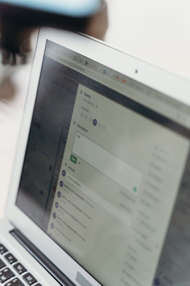 Laptop zeigt eine moderne, klar strukturierte Website-Seite
