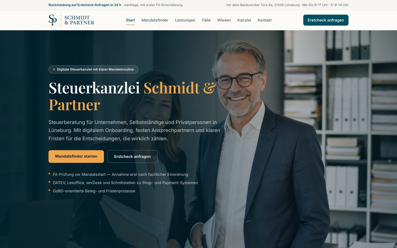 Schmidt & Partner Steuerkanzlei Webseite auf einem Monitor