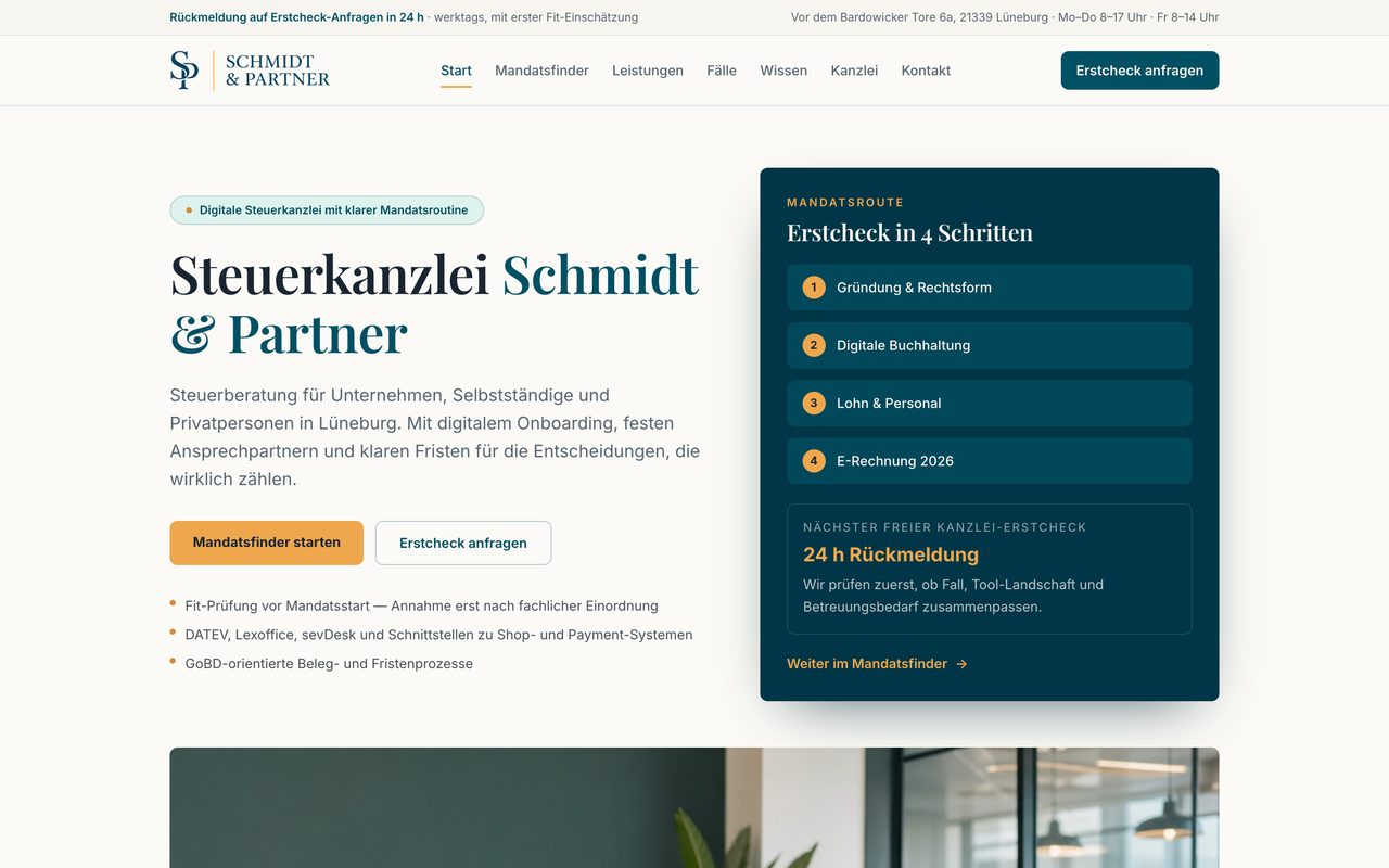 Schmidt & Partner Website auf einem Monitor