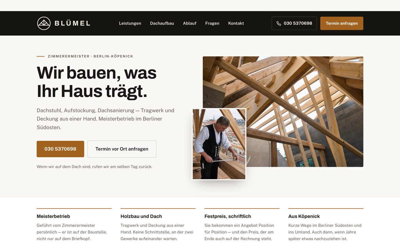 Blümel Zimmerei Webseite auf einem Monitor