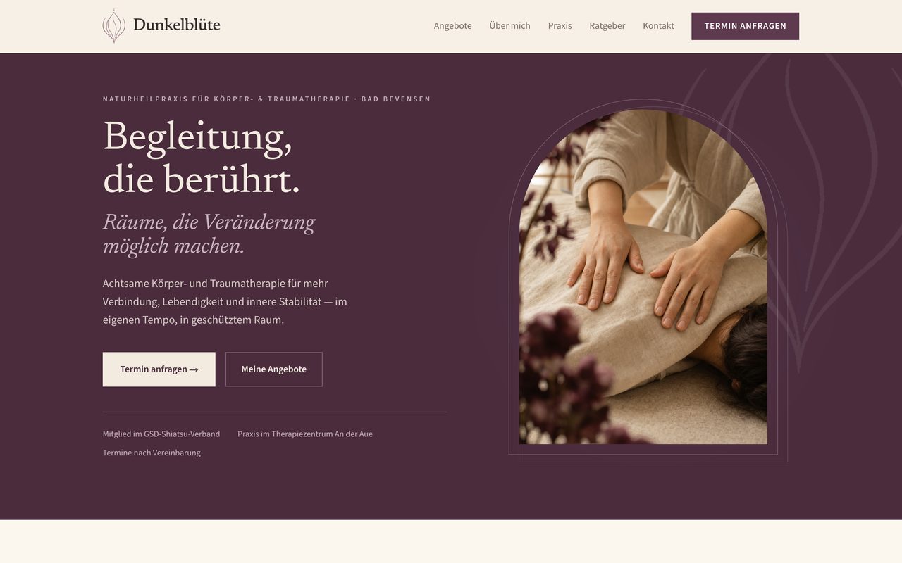 Dunkelblüte Naturheilpraxis Webseite auf einem Monitor