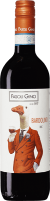 En lättare glasflaska med La Corte del Pozzo Bardolino, ett rött vin från Venetien i Italien