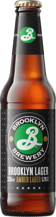 En glasflaska med Brooklyn Lager, en mellanmörk & Mörk lager från Internationellt märke