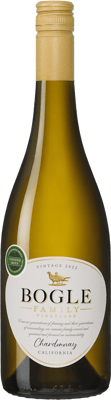 En glasflaska med Bogle Family Vineyards Chardonnay, ett vitt vin från Kalifornien i USA