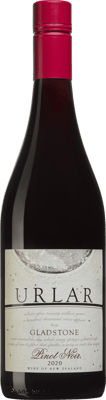 En lättare glasflaska med Urlar Pinot Noir 2018, ett rött vin från Wairarapa i Nya Zeeland
