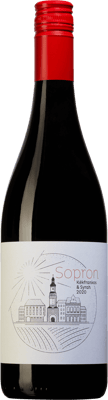En lättare glasflaska med Sopron Kékfrankos és Syrah 2019, ett rött vin från North Transdanubia i Ungern