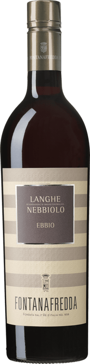 En glasflaska med Fontanafredda Ebbio Langhe Nebbiolo, ett rött vin från Piemonte i Italien