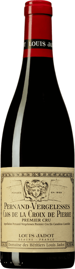 En glasflaska med Pernand-Vergelesses Premier Cru Clos de la Croix Pierre 2020, ett rött vin från Bourgogne i Frankrike