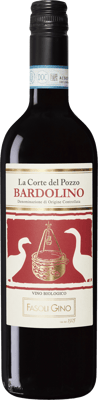 En lättare glasflaska med La Corte del Pozzo Bardolino, ett rött vin från Venetien i Italien