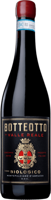 En glasflaska med Botteotto di Valle Reale, ett rött vin från Abruzzerna i Italien