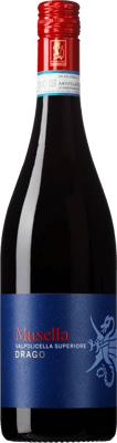 En lättare glasflaska med Musella Valpolicella Drago 2019, ett rött vin från Venetien i Italien