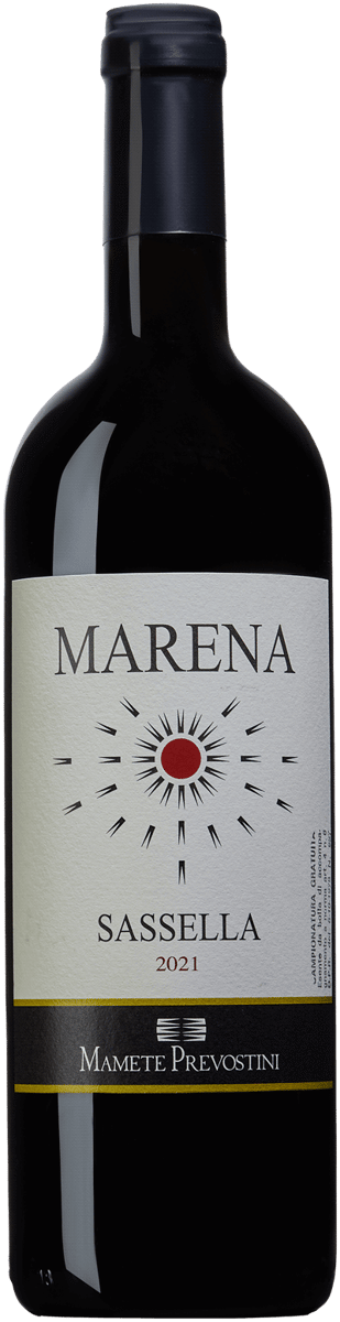 En glasflaska med Mamete Prevostini Marena Sassella, ett rött vin från Lombardiet i Italien