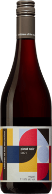 En lättare glasflaska med Children of the Revolution Pinot Noir, ett rött vin från Australien