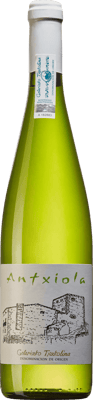 En lättare glasflaska med Antxiola 2020, ett vitt vin från Baskien i Spanien