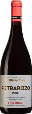 En glasflaska med Pietrarizzo Tornatore 2018, ett rött vin från Sicilien i Italien