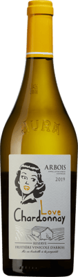 En glasflaska med Fruitière Vinicole d' Arbois Love Chardonnay Reserve 2019, ett vitt vin från Jura i Frankrike
