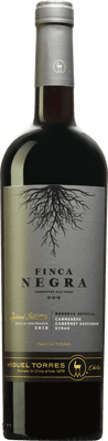 En glasflaska med Finca Negra Reserva Especial, ett rött vin från Valle Central i Chile