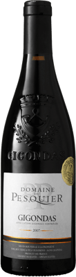 En glasflaska med Domaine du Pesquier Gigondas , ett rött vin från Rhonedalen i Frankrike