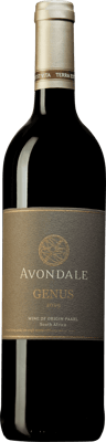 En lättare glasflaska med Avondale Genus 2019, ett rött vin från Western Cape i Sydafrika