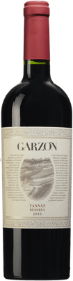 En lättare glasflaska med Garzón Reserva Tannat 2020, ett rött vin från Uruguay
