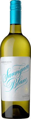 En flaska med Sauvignon Blanc de Lurton 2021, ett vitt vin från Bordeaux i Frankrike