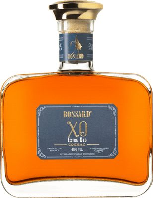 En glasflaska med Cognac Bossard XO, ett cognac från Cognac i Frankrike