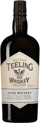 En glasflaska med Teeling Rum Cask, ett whisky från Irland
