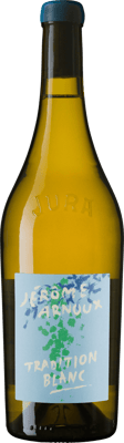 En glasflaska med Jérôme Arnoux Tradition Blanc, ett vitt vin från Jura i Frankrike