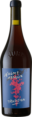 En glasflaska med Jérôme Arnoux Tradition, ett rött vin från Jura i Frankrike