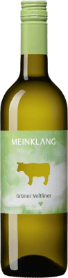 En glasflaska med Meinklang Grüner Veltliner, ett vitt vin från Österrike