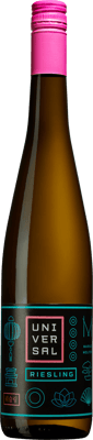 En glasflaska med Universal Riesling 2021, ett vitt vin från Mosel i Tyskland