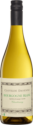 En lättare glasflaska med Clotilde Davenne Bourgogne Blanc 2021, ett vitt vin från Bourgogne i Frankrike