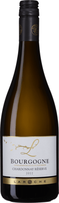 En glasflaska med Laroche Bourgogne Reserve 2020, ett vitt vin från Bourgogne i Frankrike