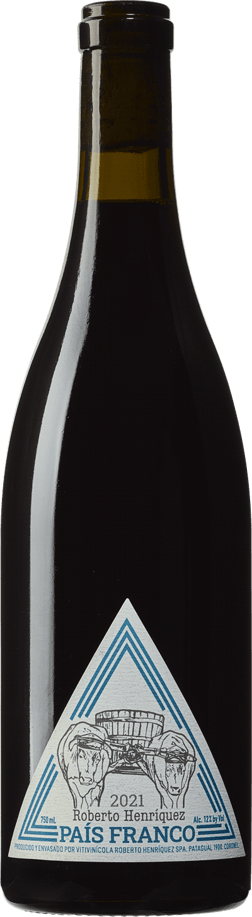 En glasflaska med Roberto Henriquez País Franco 2021, ett rött vin från Chile