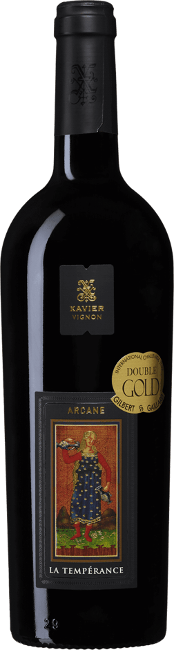 En glasflaska med Xavier Vignon Arcane La Tempérance Cairanne Organic, ett rött vin från Rhonedalen i Frankrike