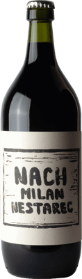 En glasflaska med Milan Nestarec Nach 2021, ett rött vin från Morava i Tjeckien