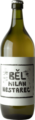 En glasflaska med Milan Nestarec Bel 2021, ett vitt vin från Tjeckien