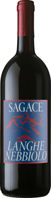 En glasflaska med Sagace Langhe Nebbiolo, ett rött vin från Piemonte i Italien
