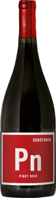 En glasflaska med Substance Pn Pinot Noir, ett rött vin från Washington State i USA