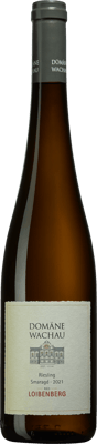 En lättare glasflaska med Domäne Wachau Riesling Smaragd Ried Loibenberg 2019, ett vitt vin från Niederösterreich i Österrike