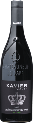 En glasflaska med Xavier Vignon Châteauneuf-du-Pape, ett rött vin från Rhonedalen i Frankrike
