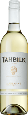 En glasflaska med Tahbilk Marsanne, ett vitt vin från Victoria i Australien