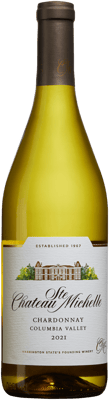 En glasflaska med Chateau Ste Michelle Chardonnay, ett vitt vin från Washington State i USA